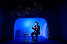 「MPAD2025」より。村上龍「55歳からのハローライフ『結婚相談所』」を朗読する高川裕也。（撮影：松原豊）