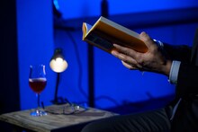 「MPAD2025」より。村上龍「55歳からのハローライフ『結婚相談所』」を朗読する高川裕也。（撮影：松原豊）