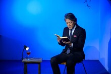 「MPAD2025」より。村上龍「55歳からのハローライフ『結婚相談所』」を朗読する高川裕也。（撮影：松原豊）