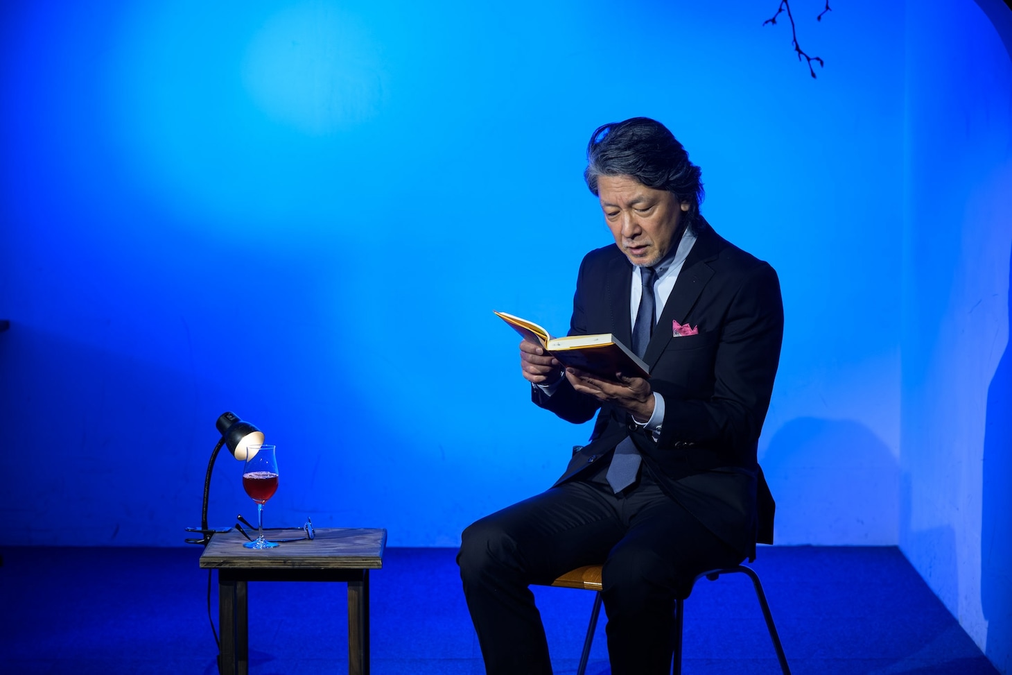 「MPAD2025」より。村上龍「55歳からのハローライフ『結婚相談所』」を朗読する高川裕也。（撮影：松原豊）