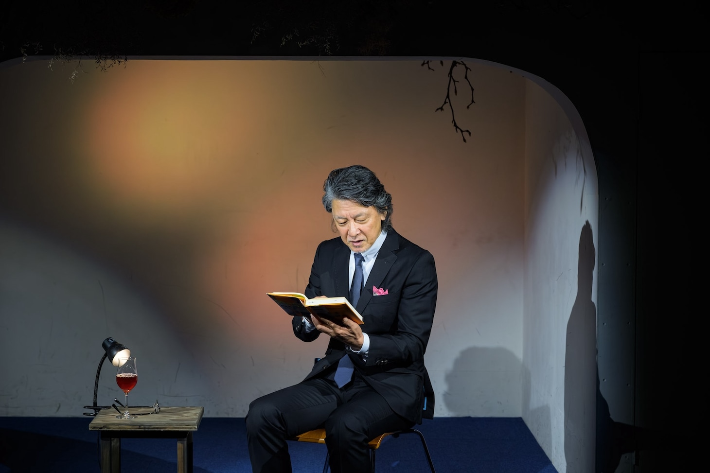 「MPAD2025」より。村上龍「55歳からのハローライフ『結婚相談所』」を朗読する高川裕也。（撮影：松原豊）