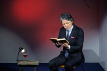 「MPAD2025」より。村上龍「55歳からのハローライフ『結婚相談所』」を朗読する高川裕也。（撮影：松原豊）