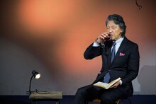 「MPAD2025」より。村上龍「55歳からのハローライフ『結婚相談所』」を朗読する高川裕也。（撮影：松原豊）