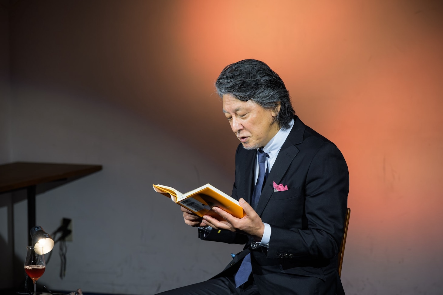 「MPAD2025」より。村上龍「55歳からのハローライフ『結婚相談所』」を朗読する高川裕也。（撮影：松原豊）