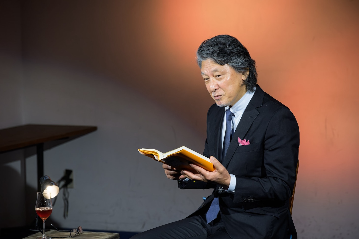 「MPAD2025」より。村上龍「55歳からのハローライフ『結婚相談所』」を朗読する高川裕也。（撮影：松原豊）