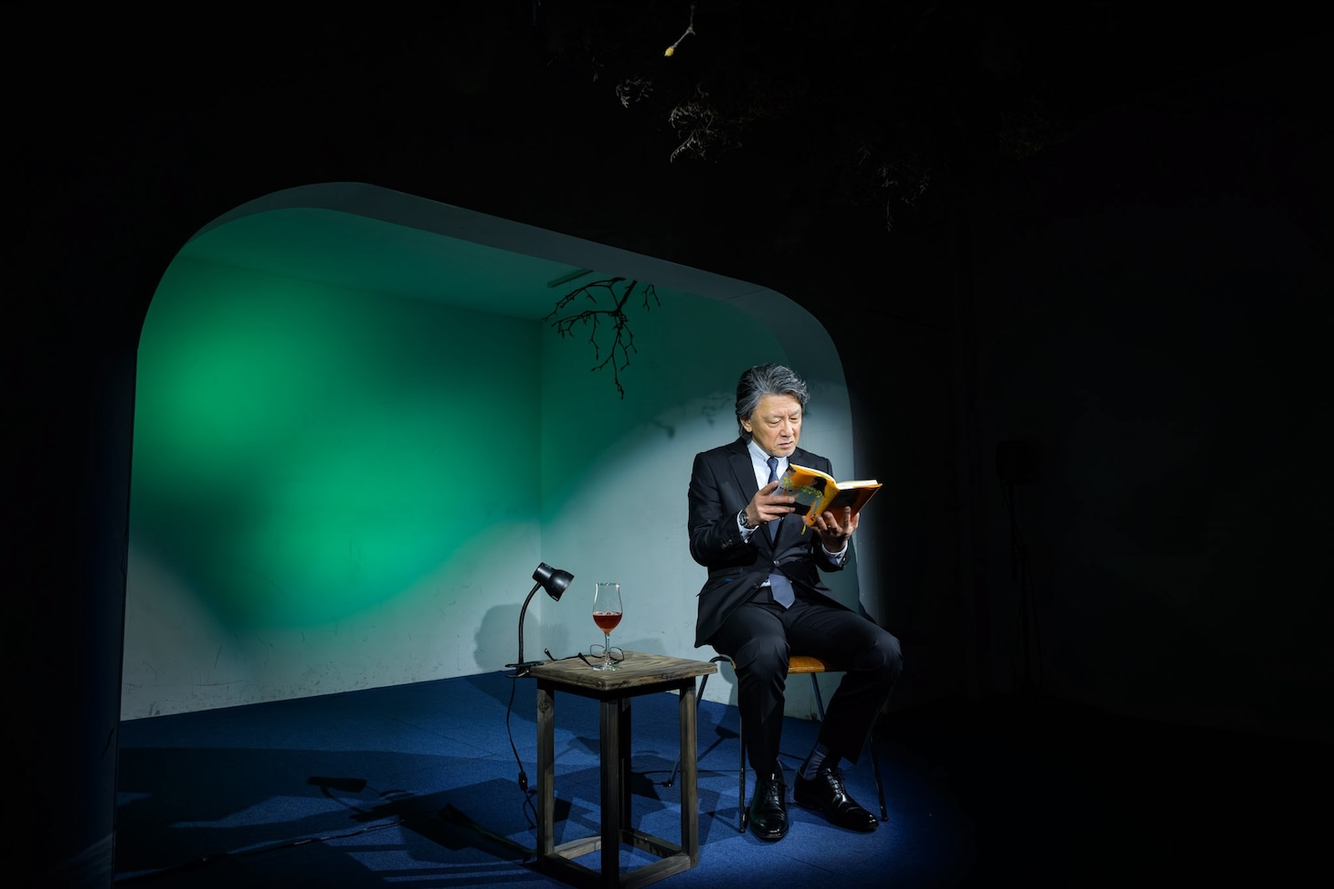 「MPAD2025」より。村上龍「55歳からのハローライフ『結婚相談所』」を朗読する高川裕也。（撮影：松原豊）