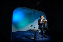 「MPAD2025」より。村上龍「55歳からのハローライフ『結婚相談所』」を朗読する高川裕也。（撮影：松原豊）