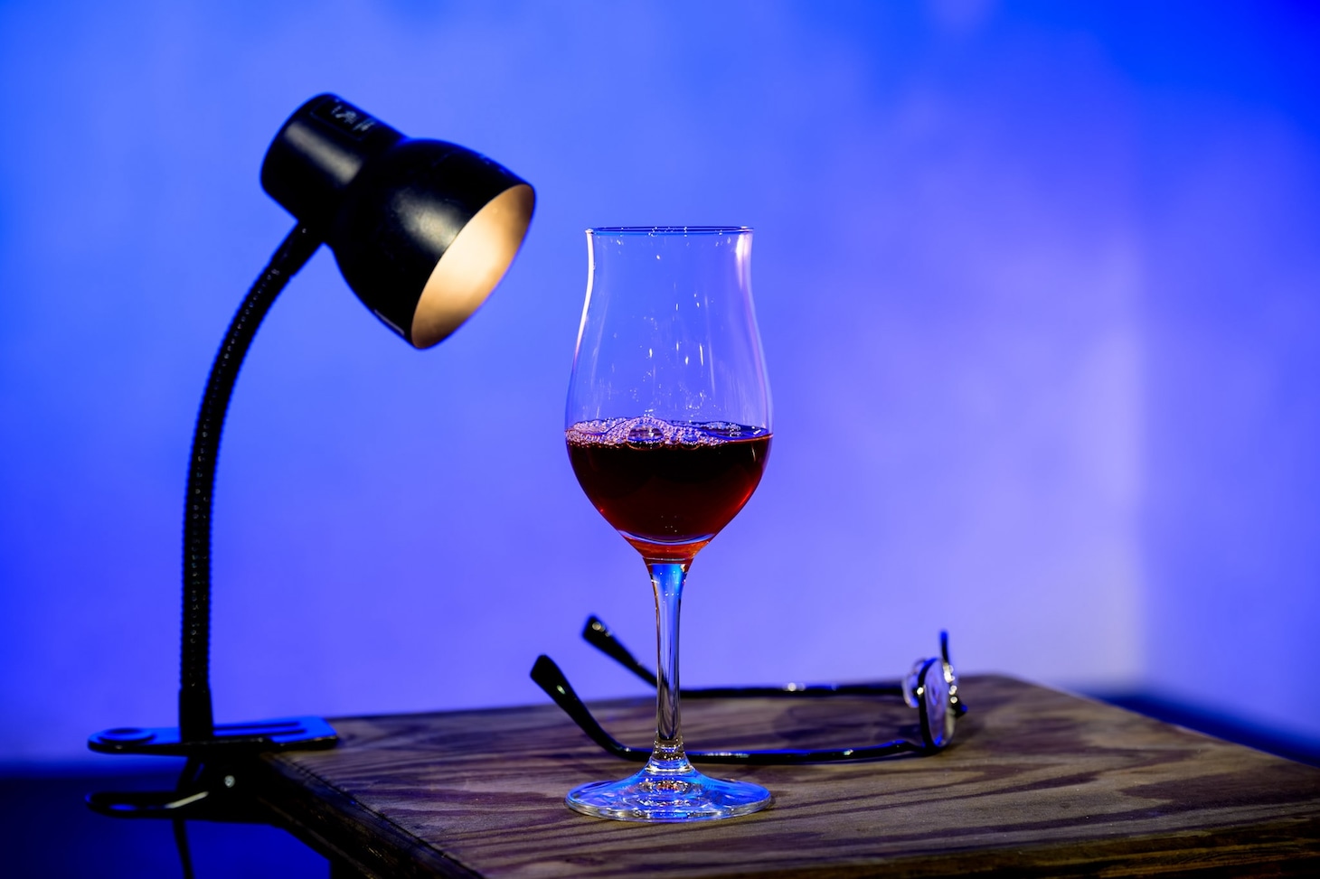 「MPAD2025」より。村上龍「55歳からのハローライフ『結婚相談所』」を朗読する高川裕也。（撮影：松原豊）