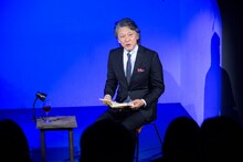 「MPAD2025」より。村上龍「55歳からのハローライフ『結婚相談所』」を朗読する高川裕也。（撮影：松原豊）