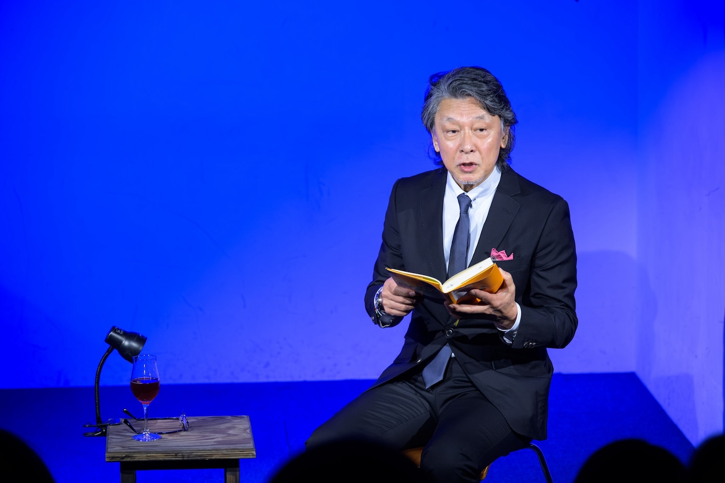 「MPAD2025」より。村上龍「55歳からのハローライフ『結婚相談所』」を朗読する高川裕也。（撮影：松原豊）