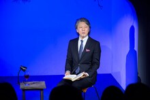 「MPAD2025」より。村上龍「55歳からのハローライフ『結婚相談所』」を朗読する高川裕也。（撮影：松原豊）