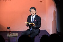 「MPAD2025」より。村上龍「55歳からのハローライフ『結婚相談所』」を朗読する高川裕也。（撮影：松原豊）