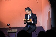 「MPAD2025」より。村上龍「55歳からのハローライフ『結婚相談所』」を朗読する高川裕也。（撮影：松原豊）