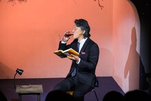「MPAD2025」より。村上龍「55歳からのハローライフ『結婚相談所』」を朗読する高川裕也。（撮影：松原豊）