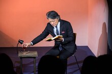 「MPAD2025」より。村上龍「55歳からのハローライフ『結婚相談所』」を朗読する高川裕也。（撮影：松原豊）