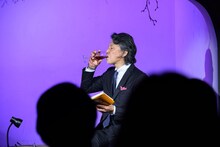 「MPAD2025」より。村上龍「55歳からのハローライフ『結婚相談所』」を朗読する高川裕也。（撮影：松原豊）