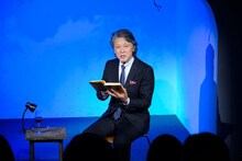 「MPAD2025」より。村上龍「55歳からのハローライフ『結婚相談所』」を朗読する高川裕也。（撮影：松原豊）
