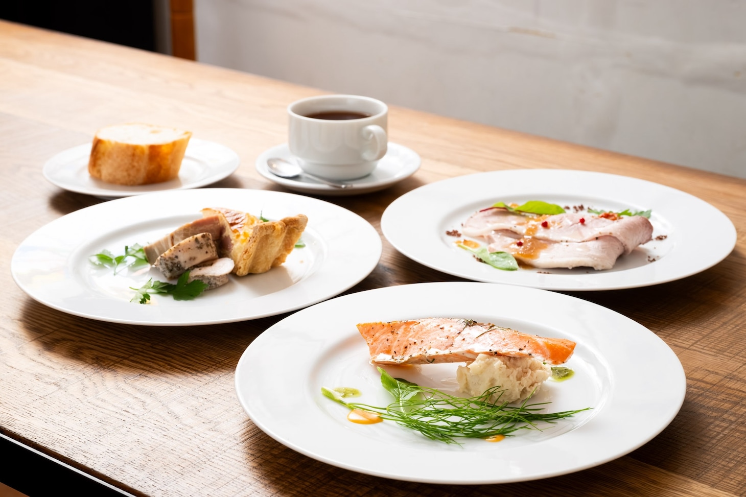 「MPAD2025」初日の会場となったradi cafe apartmentの料理。（撮影：松原豊）