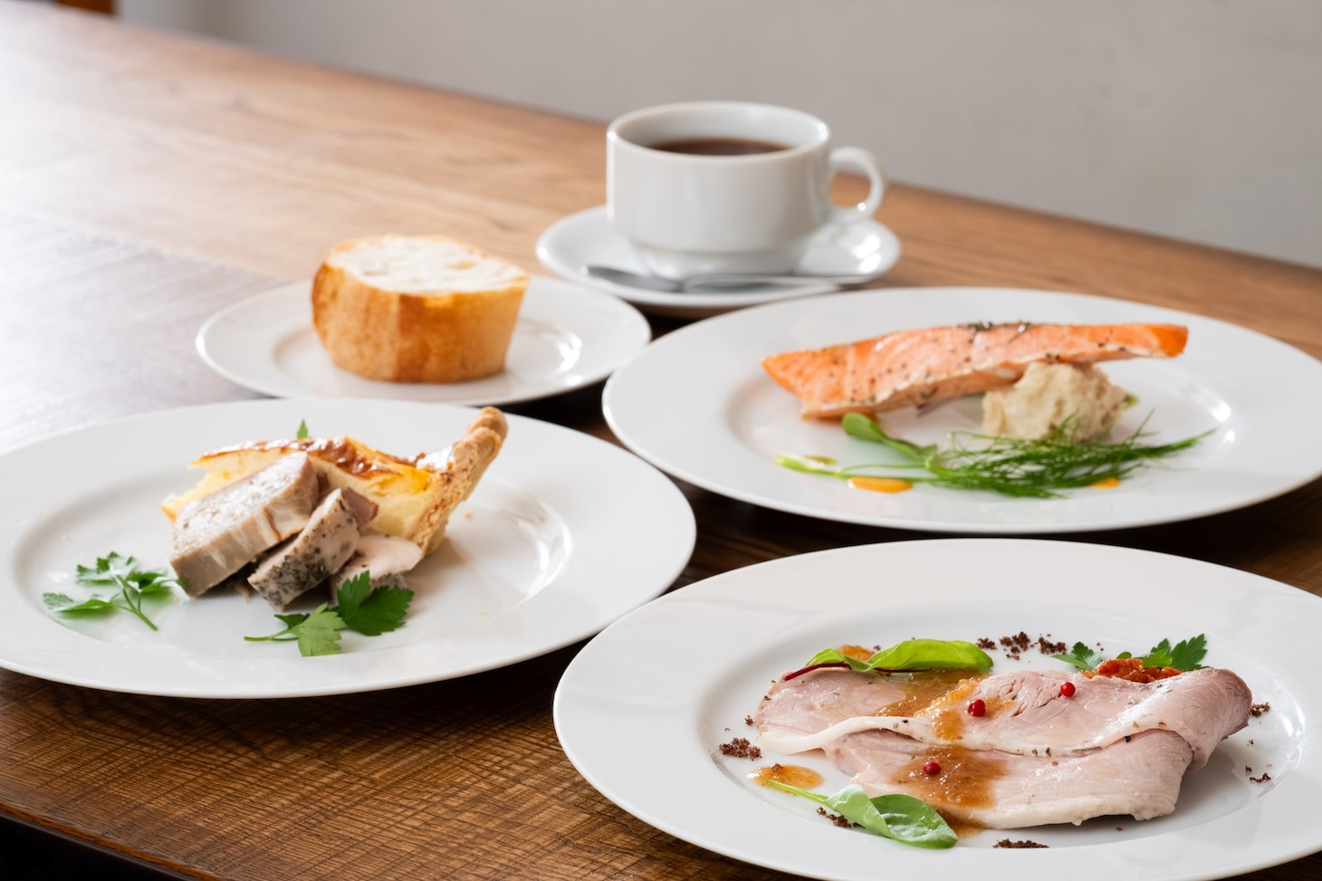 「MPAD2025」初日の会場となったradi cafe apartmentの料理。（撮影：松原豊）