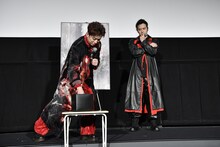 ファンから募集した質問が書かれた紙を、箱から取り出す松本幸四郎（左）。（提供：松竹）