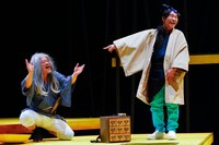 カムカムミニキーナvol.75「くまむく～閻魔悪餓鬼温泉騒動記～」より。（撮影：友澤綾乃）