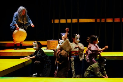 カムカムミニキーナvol.75「くまむく～閻魔悪餓鬼温泉騒動記～」より。（撮影：友澤綾乃）