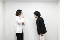 動画撮影中の転転飯店。中村亮太（左）は白、平山犬（右）は黒い衣裳がトレードマーク。