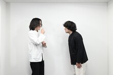 動画撮影中の転転飯店。中村亮太（左）は白、平山犬（右）は黒い衣裳がトレードマーク。