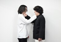 互いの手にあごを乗せる中村亮太（左）、平山犬（右）。