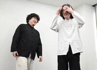 中村亮太（右）が噴き出してしまい、撮影がストップした瞬間。転転飯店の撮影現場はいつも笑顔が絶えない。