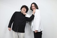 互いの手にあごを乗せ、笑顔を見せる平山犬（左）、中村亮太（右）。ソフトクリーム（？）をイメージしたポーズとのこと。