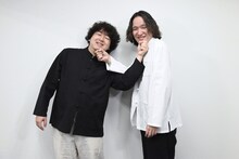 互いの手にあごを乗せ、笑顔を見せる平山犬（左）、中村亮太（右）。ソフトクリーム（？）をイメージしたポーズとのこと。