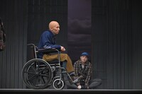 「すべての幸運を⼿にした男」より。（撮影：阿部章仁）