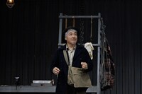 「すべての幸運を⼿にした男」より。（撮影：阿部章仁）