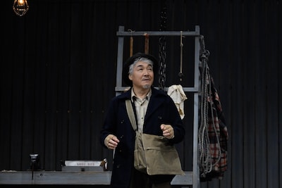 「すべての幸運を⼿にした男」より。（撮影：阿部章仁）