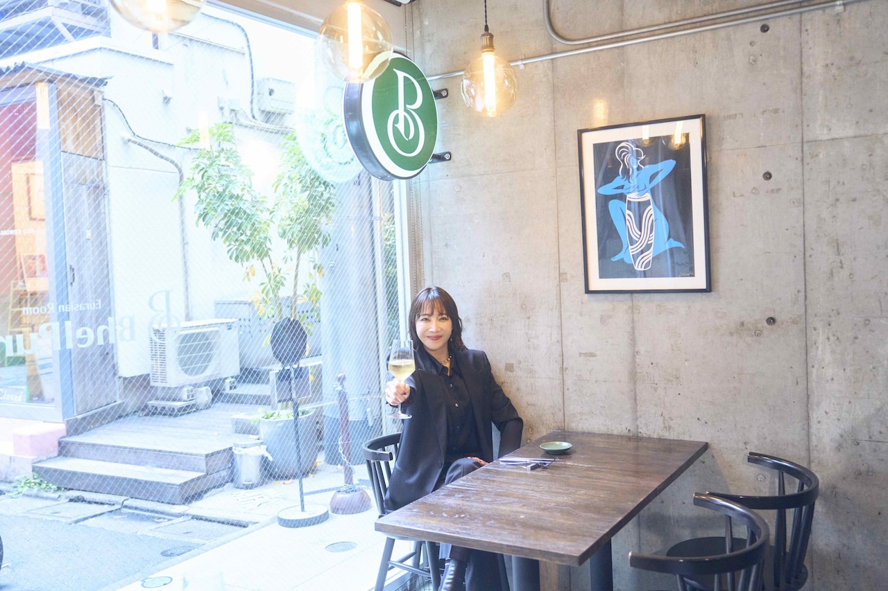 柚希礼音がお酒と食事を楽しめる店を巡る書籍「柚希横丁」発売