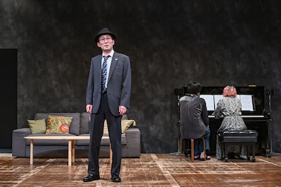 KAAT×城山羊の会「勝手に唾が出てくる甘さ」より。（撮影：益永葉）