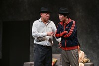 KAAT×城山羊の会「勝手に唾が出てくる甘さ」より。（撮影：益永葉）