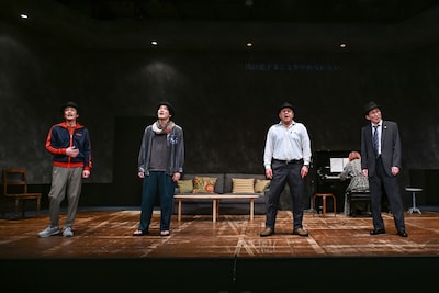 KAAT×城山羊の会「勝手に唾が出てくる甘さ」より。（撮影：益永葉）