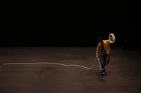 第10回北海道戯曲賞 大賞受賞公演「迷惑な客」より。（撮影：原田直樹 / n-foto）