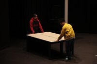 第10回北海道戯曲賞 大賞受賞公演「迷惑な客」より。（撮影：原田直樹 / n-foto）