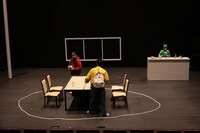 第10回北海道戯曲賞 大賞受賞公演「迷惑な客」より。（撮影：原田直樹 / n-foto）