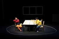 第10回北海道戯曲賞 大賞受賞公演「迷惑な客」より。（撮影：原田直樹 / n-foto）