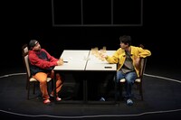 第10回北海道戯曲賞 大賞受賞公演「迷惑な客」より。（撮影：原田直樹 / n-foto）