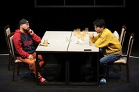 第10回北海道戯曲賞 大賞受賞公演「迷惑な客」より。（撮影：原田直樹 / n-foto）