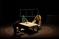 第10回北海道戯曲賞 大賞受賞公演「迷惑な客」より。（撮影：原田直樹 / n-foto）