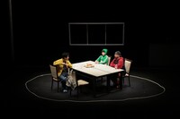 第10回北海道戯曲賞 大賞受賞公演「迷惑な客」より。（撮影：原田直樹 / n-foto）