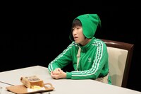 第10回北海道戯曲賞 大賞受賞公演「迷惑な客」より。（撮影：原田直樹 / n-foto）