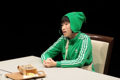 第10回北海道戯曲賞 大賞受賞公演「迷惑な客」より。（撮影：原田直樹 / n-foto）