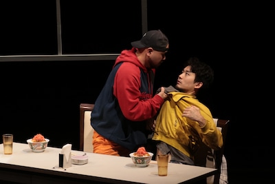 第10回北海道戯曲賞 大賞受賞公演「迷惑な客」より。（撮影：原田直樹 / n-foto）